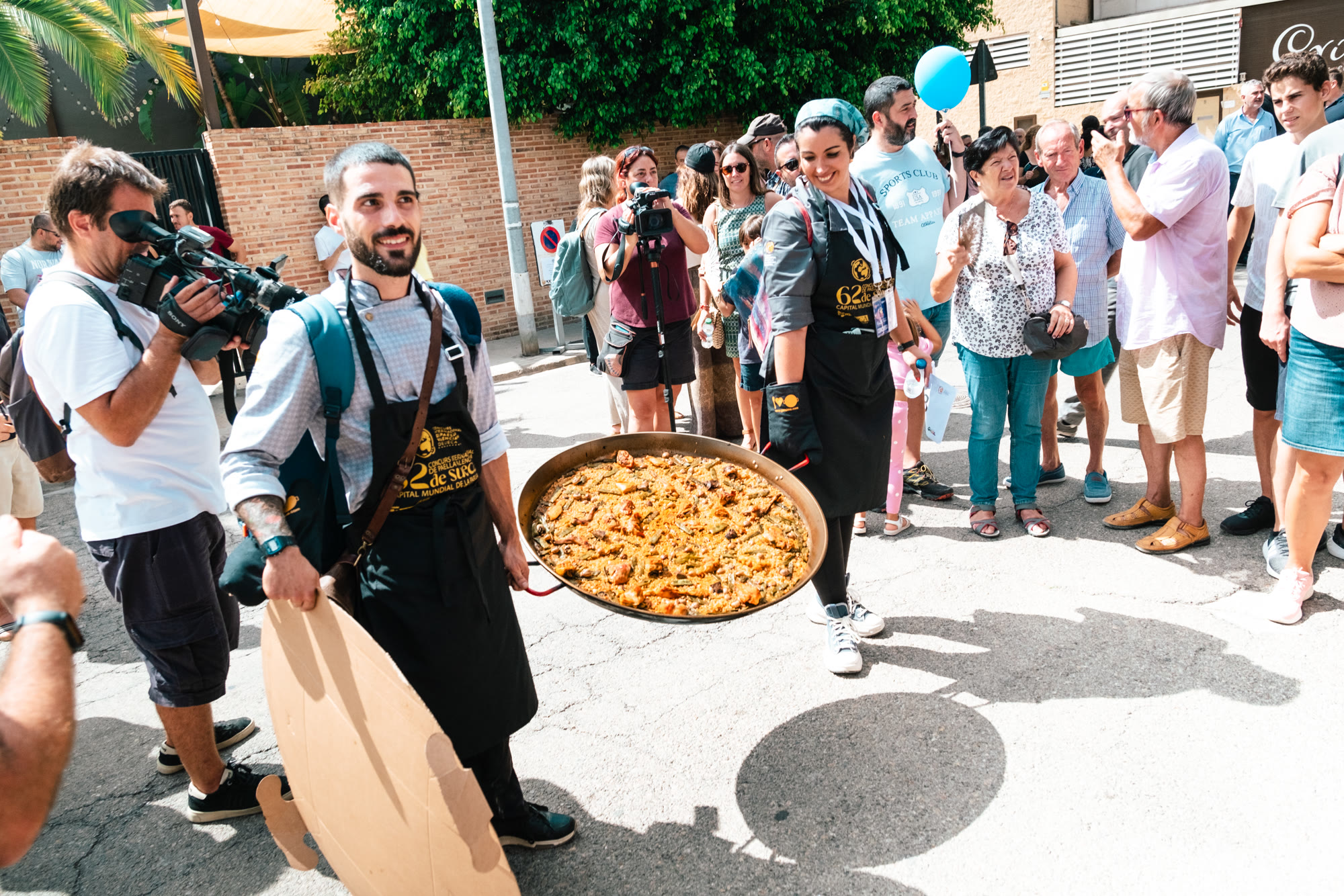 Equipo de La Grifería cocinando en el Concurso Internacional de Paella Valenciana de Sueca — Isla Paella