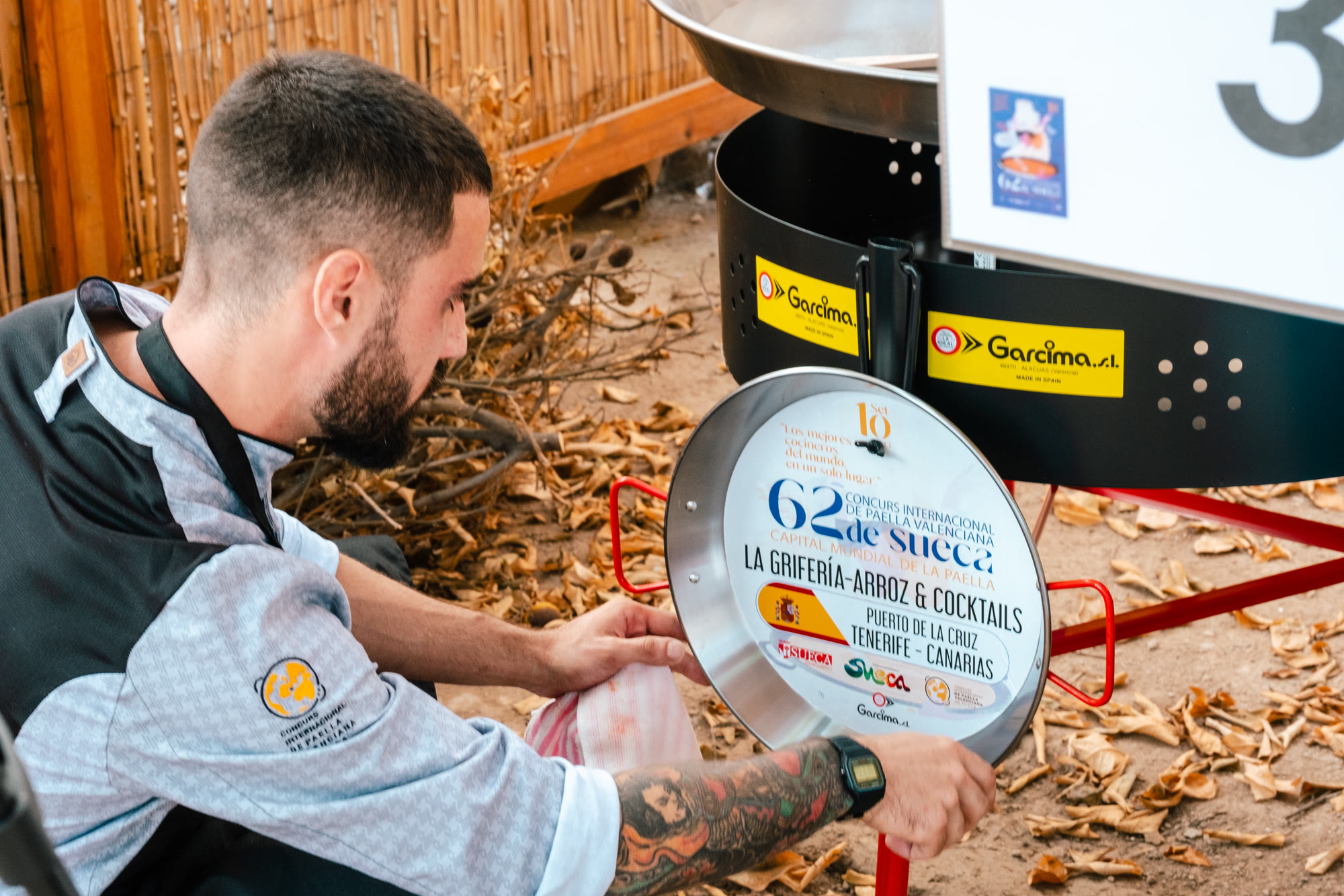 Equipo de La Grifería cocinando en el Concurso Internacional de Paella Valenciana de Sueca — Isla Paella