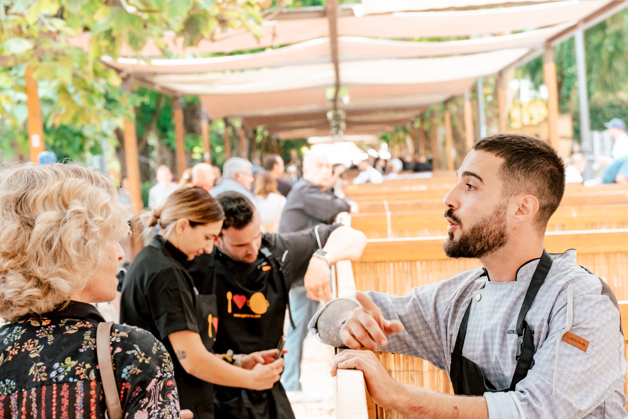 Equipo de La Grifería cocinando en el Concurso Internacional de Paella Valenciana de Sueca — Isla Paella