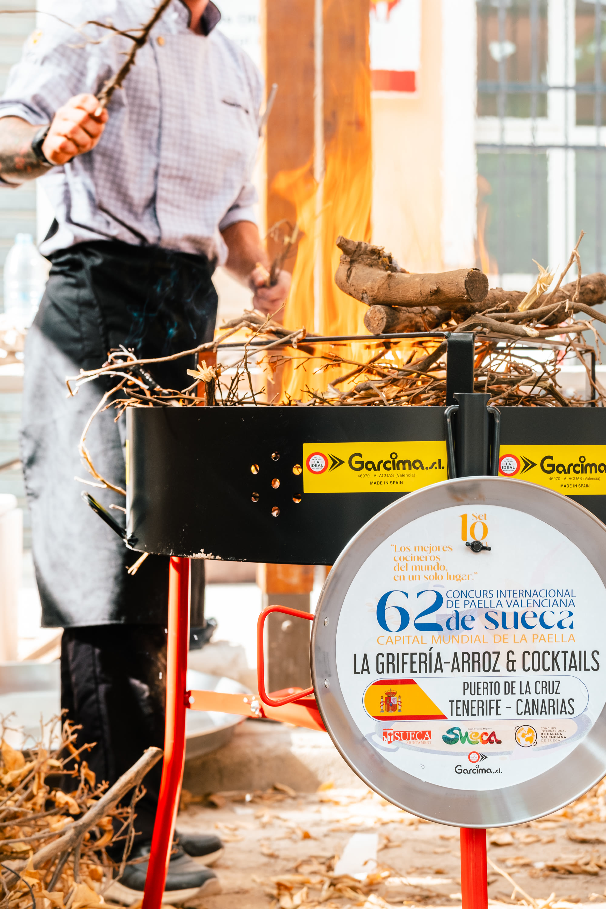 Equipo de La Grifería cocinando en el Concurso Internacional de Paella Valenciana de Sueca — Isla Paella
