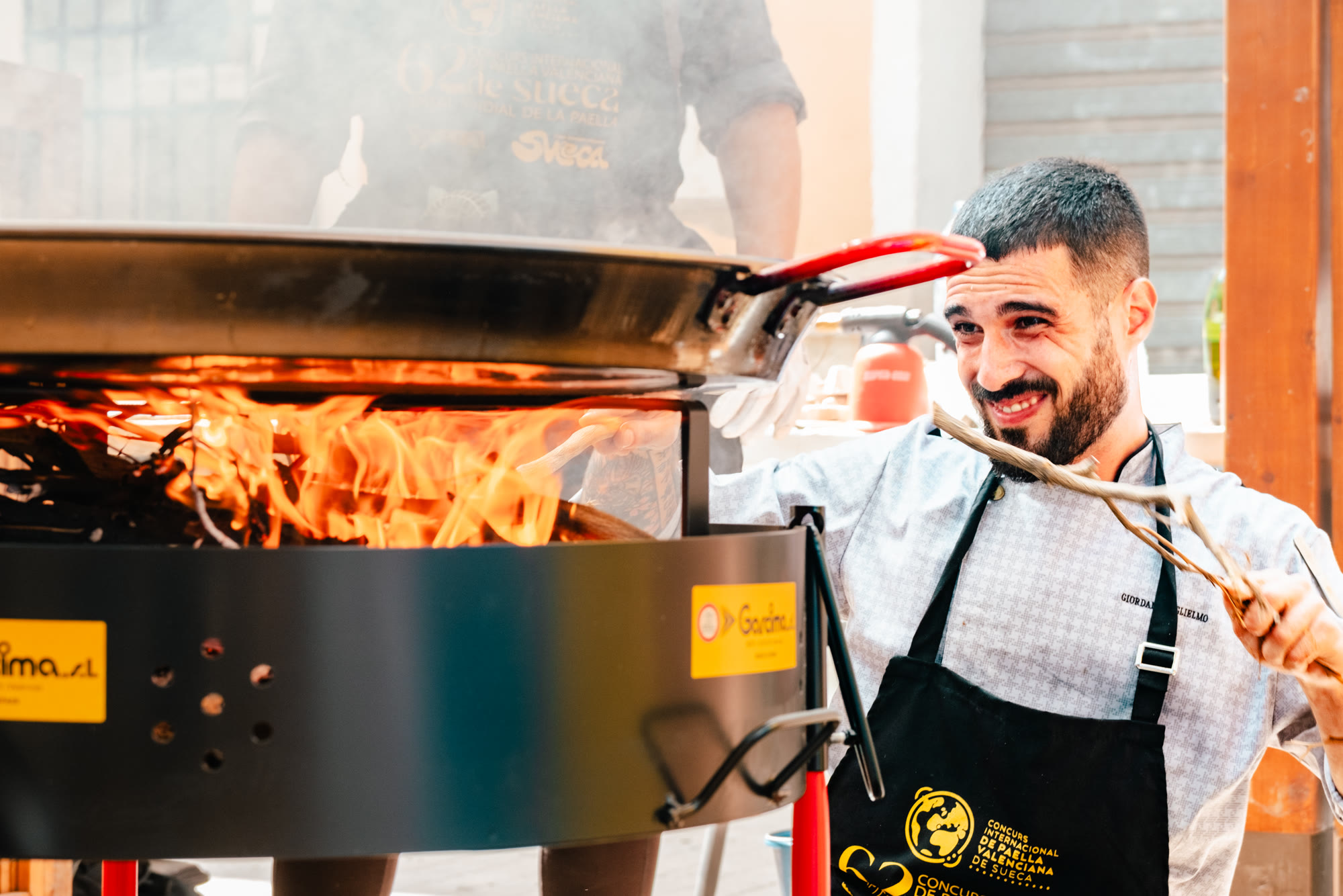 Equipo de La Grifería cocinando en el Concurso Internacional de Paella Valenciana de Sueca — Isla Paella