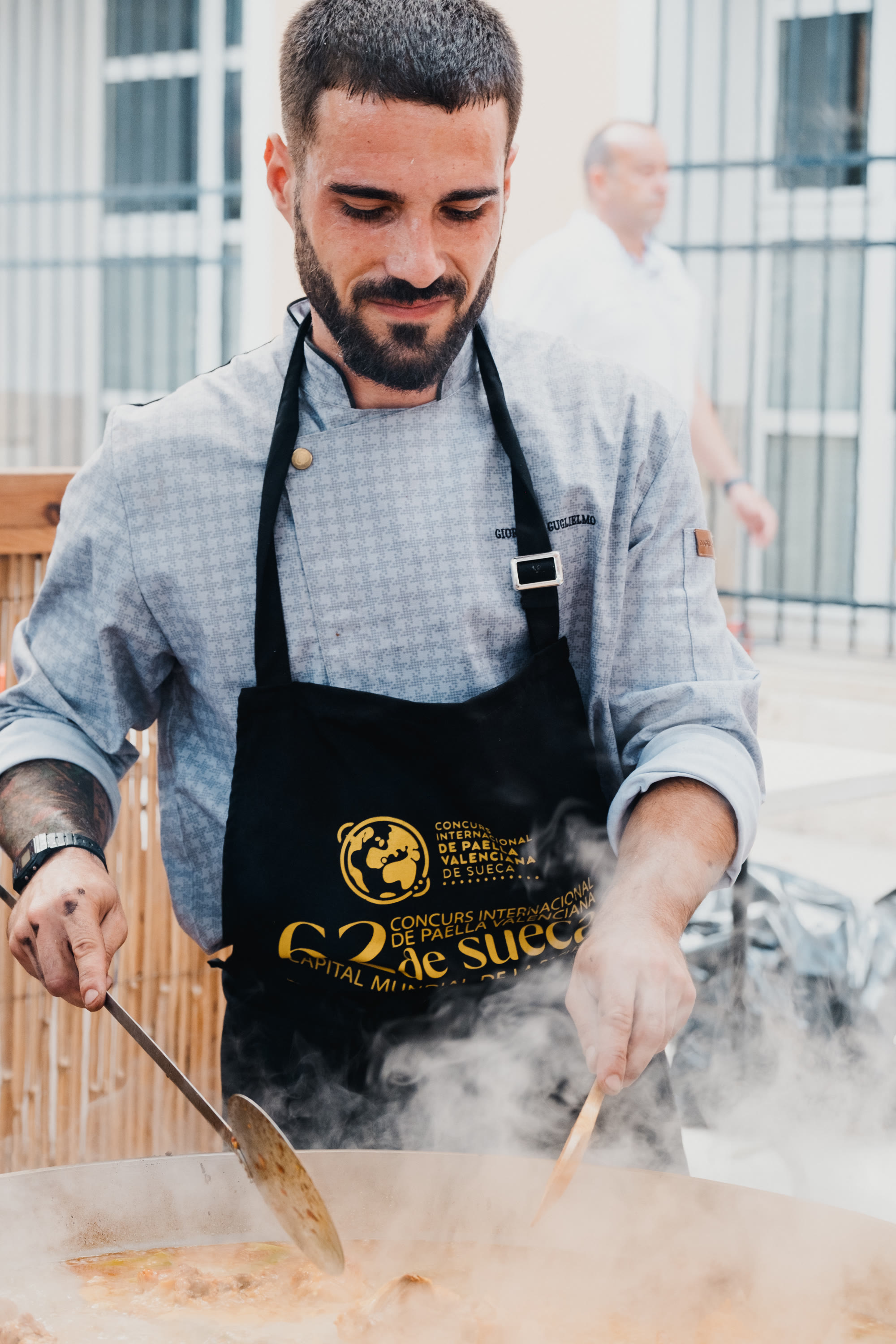 Equipo de La Grifería cocinando en el Concurso Internacional de Paella Valenciana de Sueca — Isla Paella